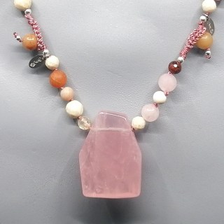 Edelstein Anhänger Rosé hängend, handgeknüpft, gehäkelter Verschluss